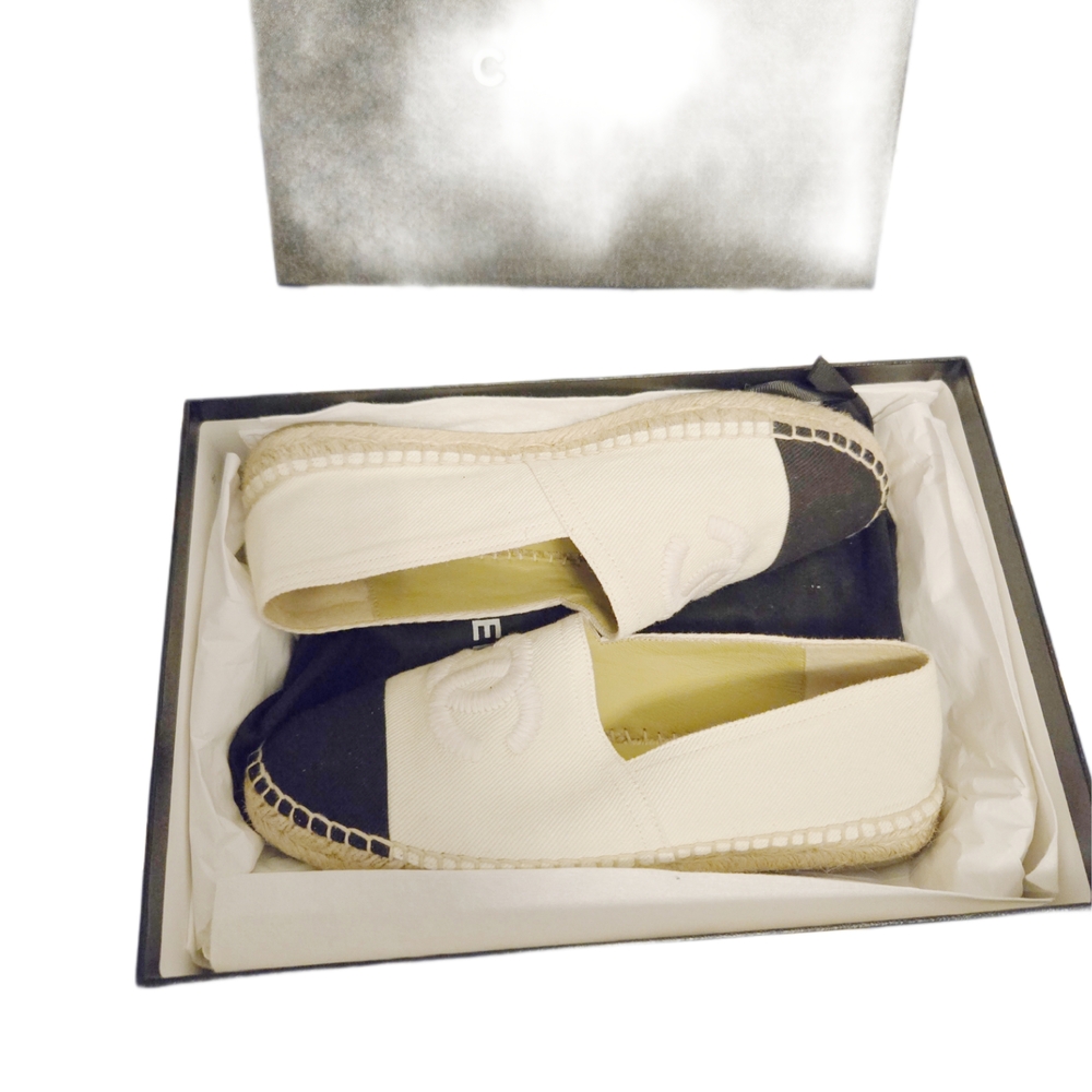 Chanel Women's Cream and Black Canvas CC Espadrilles, Like New - Picture 3 of 8